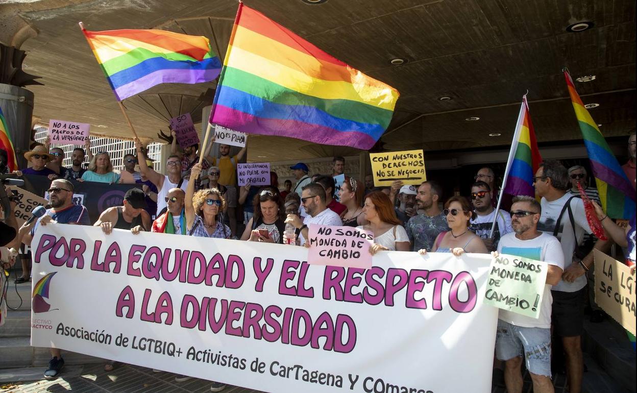 Colectivos Lgtbi Protestan Ante La Asamblea Por El Posible Acuerdo Con